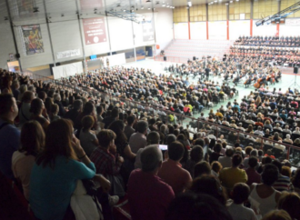 El concierto que llenó de público el Pabellón Deportivo «Demetrio Lozano» del Val en Alcalá, tras el cambio de ubicación por la lluvia