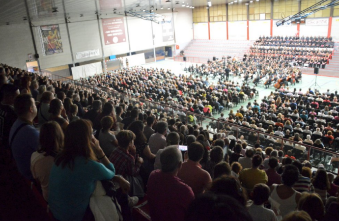 El concierto que llenó de público el Pabellón Deportivo «Demetrio Lozano» del Val en Alcalá, tras el cambio de ubicación por la lluvia