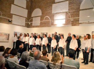 La Schola Cantorum reúne a decenas de vecinos para cantar temas navideños en plena calle