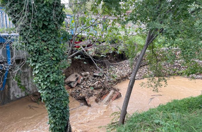 La intensa lluvia y el fuerte viento obligan a cortar el túnel de Torrelaguna en Alcalá y cerrar parques en el Corredor del Henares