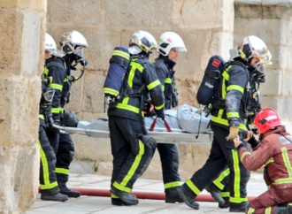 «Fuego» y humo en la Catedral Magistral: así ha sido el simulacro de incendio en Alcalá de Henares