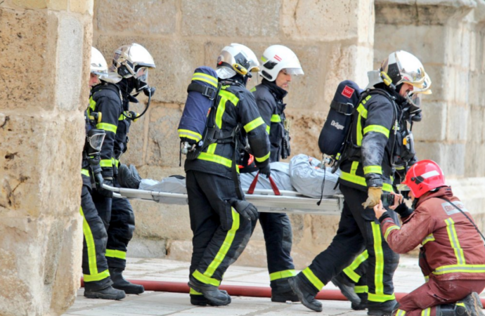 «Fuego» y humo en la Catedral Magistral: así ha sido el simulacro de incendio en Alcalá de Henares