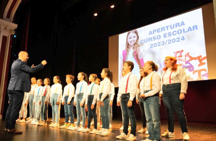 Acto de inauguración del curso 2023/24 en el Teatro Salón Cervantes de Alcalá de Henares