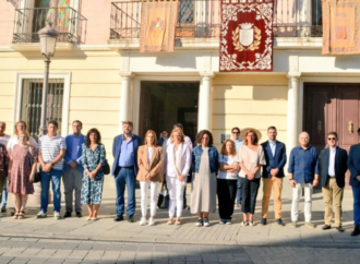 Minuto de silencio a las puertas del Ayuntamiento de Alcalá, en solidaridad con las víctimas de Israel