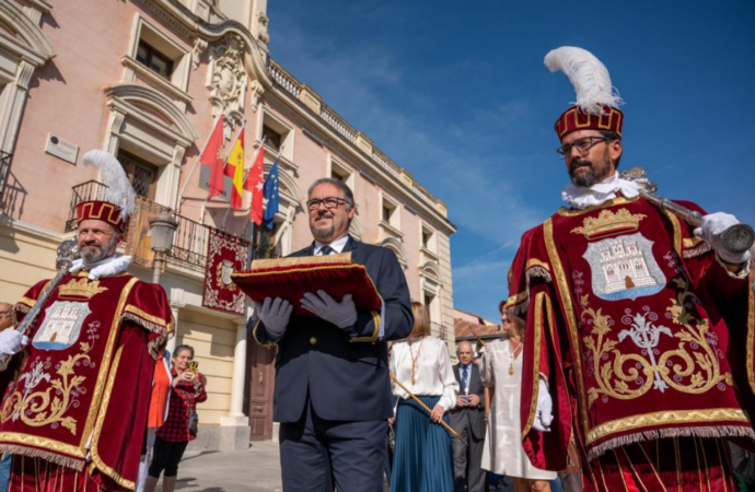 Día grande en Alcalá con honores a Cervantes, la lectura popular del Quijote y un homenaje a Raphael