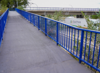 Reparado el pavimento de la pasarela peatonal ubicada sobre la A2 que une Torrejón con el centro comercial Parque Corredor
