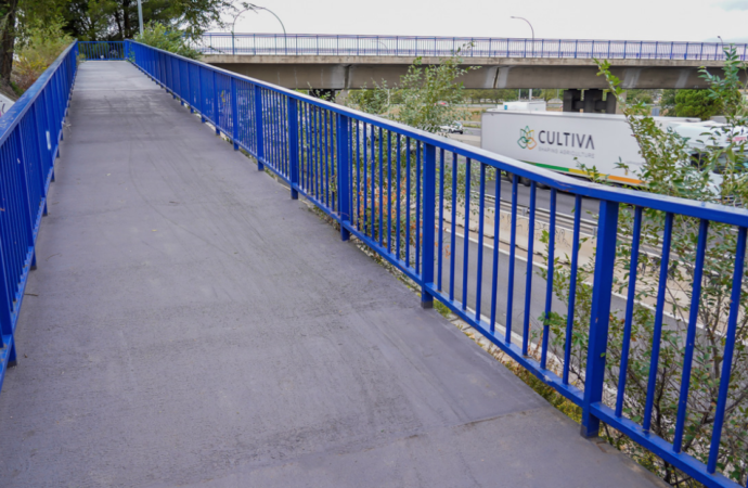 Reparado el pavimento de la pasarela peatonal ubicada sobre la A2 que une Torrejón con el centro comercial Parque Corredor