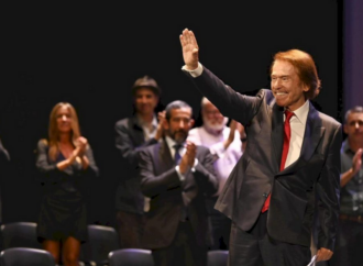 Raphael, emocionado en Alcalá, tras recoger el Premio de las Artes y las Letras 2023