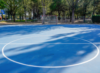 Renovada íntegramente con pintura antideslizante la pista de fútbol sala del Parque Veredillas en Torrejón