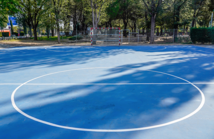 Renovada íntegramente con pintura antideslizante la pista de fútbol sala del Parque Veredillas en Torrejón