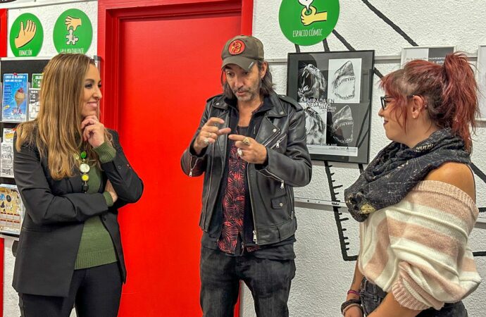 La artista local, Tara Oros, muestra su obra en la JUVE de Alcalá