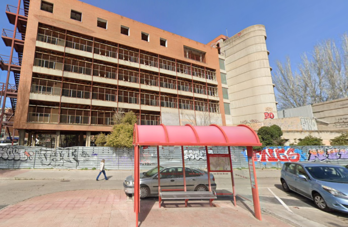 La Asociación Vecinal «El Val» en Alcalá debate sobre el futuro del viejo ambulatorio