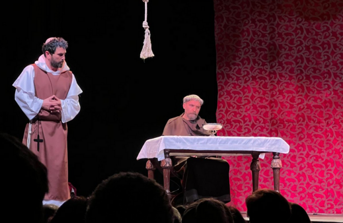 Aquitania Teatro llevo a las tablas de Gilitos la vida del Cardenal Cisneros en Alcalá de Henares