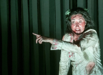 El TIA puso en escena la obra «Los protagonistas del miedo» en el patio del Hospital de Antezana de Alcalá