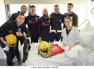 Los Bomberos del Ayuntamiento de Guadalajara visitan el Hospital por Navidad