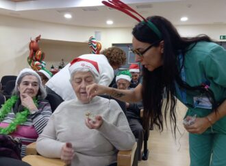 El Hospital Universitario de Torrejón celebró la Navidad con residentes de la residencia de mayores Amavir