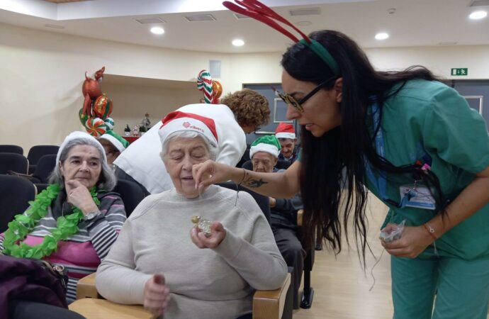 El Hospital Universitario de Torrejón celebró la Navidad con residentes de la residencia de mayores Amavir
