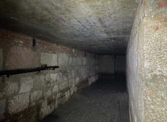 Refugio antiaéreo localizado en Alcalá: visita de la alcaldesa, Judith Piquet, bajo la Plaza de Cervantes 