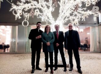 Encendido del Árbol de las Letras en el Parador de Alcalá, con chocolate y canciones navideñas
