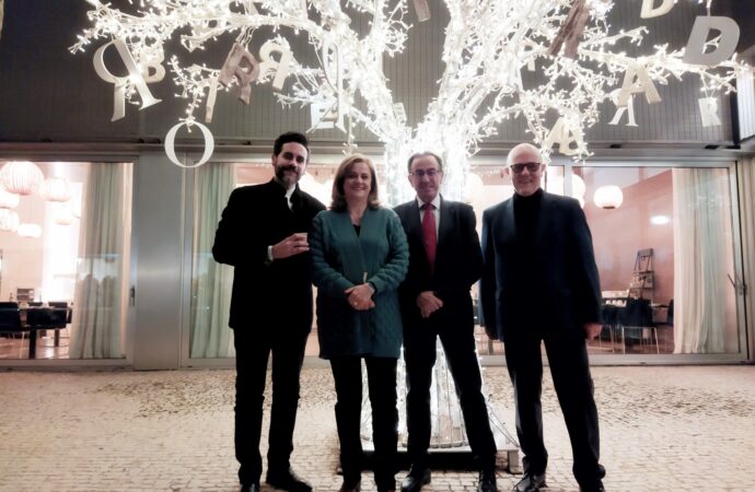 Encendido del Árbol de las Letras en el Parador de Alcalá, con chocolate y canciones navideñas