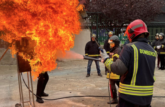 Fuego real y aprender a manejar situaciones complicadas, parte de los simulacros organizados en el Ayuntamiento de Alcalá
