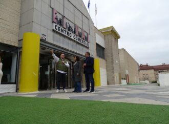 El Centro Comercial El Val de Alcalá recibe la visita de la concejala de Comercio, Orlena de Miguel