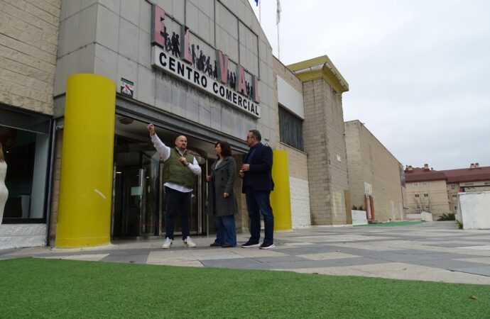 El Centro Comercial El Val de Alcalá recibe la visita de la concejala de Comercio, Orlena de Miguel