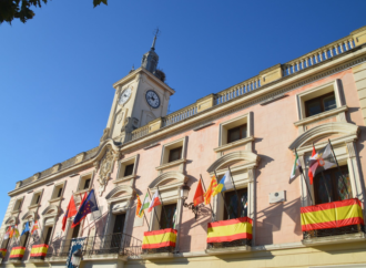 Día de la Constitución: las banderas de España y de las Comunidades Autónomas, en el Ayuntamiento de Alcalá de Henares