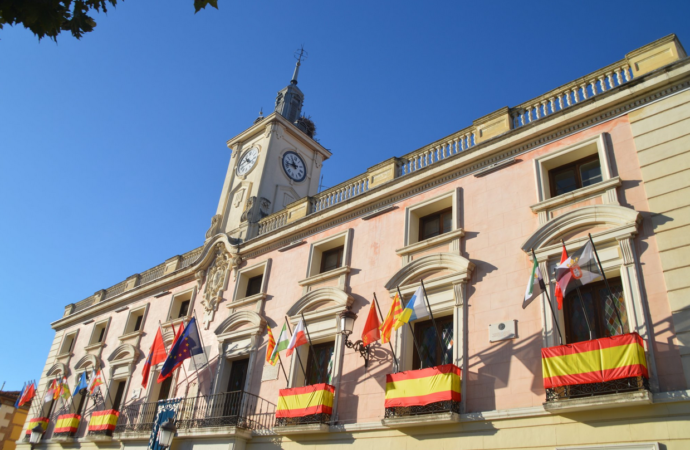 Día de la Constitución: las banderas de España y de las Comunidades Autónomas, en el Ayuntamiento de Alcalá de Henares