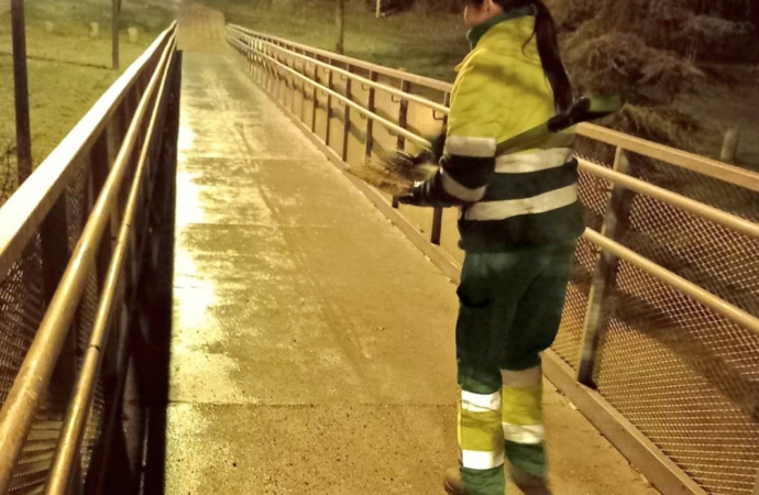 Limpieza municipal y sal para prevenir los efectos del hielo y frío en Alcalá