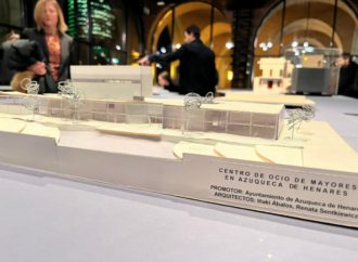 La maqueta del Centro de Ocio Río Henares de Azuqueca, en la exposición «La construcción de un país»