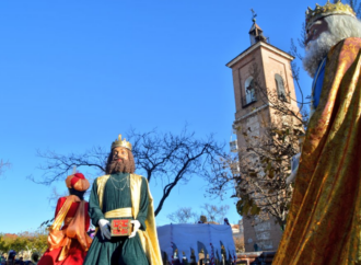 Pasacalles en el Distrito III de Alcalá con acrobacias, los Reyes Magos y los Gigantes y Cabezudos 