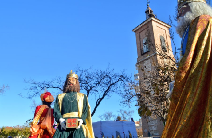 Pasacalles en el Distrito III de Alcalá con acrobacias, los Reyes Magos y los Gigantes y Cabezudos 