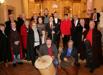La Rondalla Seguntina y el grupo de Baile de la Virgen de la Mayor pregonan la Navidad en Sigüenza