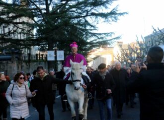Sigüenza ya tiene nuevo obispo: Julián Ruiz Martorell, quien acudió a la Catedral en yegua como manda la tradición