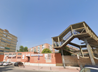 Obras en la pasarela peatonal que une las calles Infantado y Valdeolmos, junto a la Estación de RENFE en Alcalá