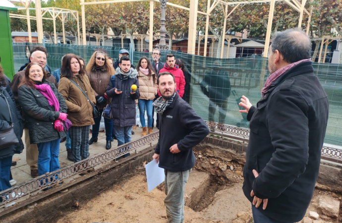 Inician las excavaciones para comprobar el estado del refugio antiaéreo construido en la Plaza de Cervantes de Alcalá