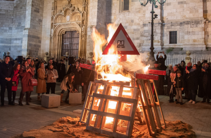 La Hoguera de Santa Lucía ardió en la Navidad de Alcalá de Henares