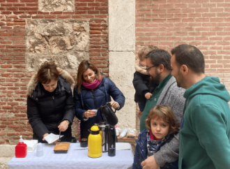 Chocolate y bizcochos de las monjas en la visita de los Reyes Magos a la Calle Santiago de Alcalá este sábado