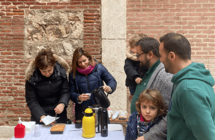Chocolate y bizcochos de las monjas en la visita de los Reyes Magos a la Calle Santiago de Alcalá este sábado
