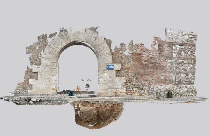 Hallados restos de la antigua muralla del siglo XIV junto a la Puerta de Madrid de Alcalá de Henares