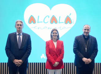 Foto histórica en FITUR 2024 con la alcaldesa, el obispo y el rector de la Universidad, «unidos por Alcalá»
