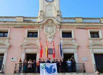 El símbolo de la Paz adorna ya el balcón del Ayuntamiento de Alcalá
