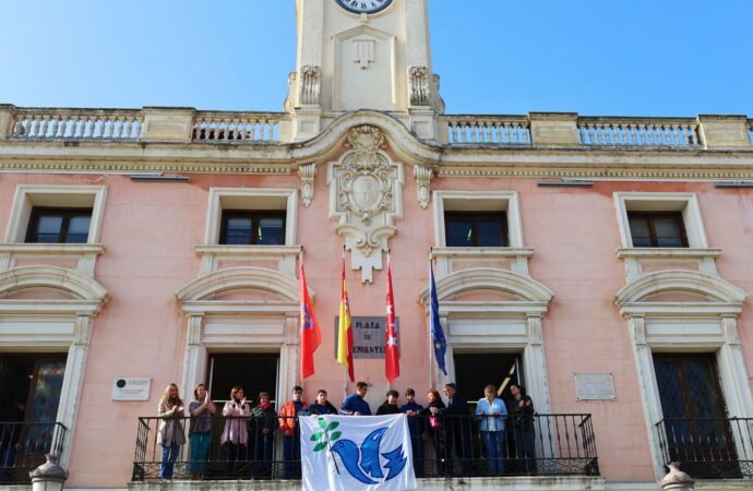 El símbolo de la Paz adorna ya el balcón del Ayuntamiento de Alcalá