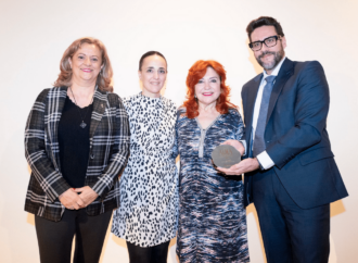 María Jesús González Gutiérrez, madre de Irene Villa, recibió el Premio ALMA Catalina de Aragón en Alcalá