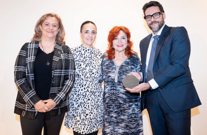 María Jesús González Gutiérrez, madre de Irene Villa, recibió el Premio ALMA Catalina de Aragón en Alcalá