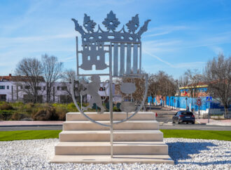 Inaugurada la nueva escultura del “Escudo de Torrejón” junto al colegio Miguel Hernández en el barrio Castillo