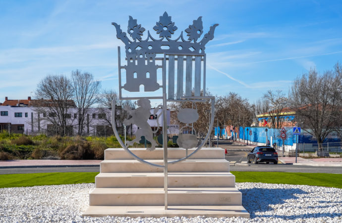 Inaugurada la nueva escultura del “Escudo de Torrejón” junto al colegio Miguel Hernández en el barrio Castillo