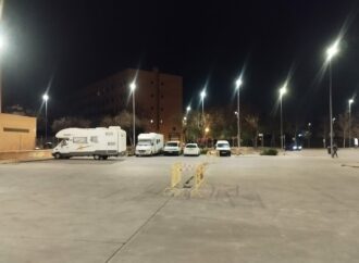 Vuelve la iluminación al aparcamiento de la Plaza Reina María Cristina en Espartales Sur de Alcalá