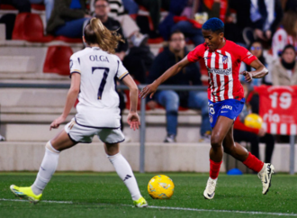 El Atlético y el Real Madrid empatan a uno en Alcalá en un partido con mucha polémica